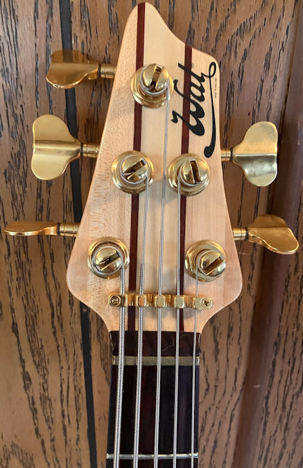 W3943.headstock-front.jpg